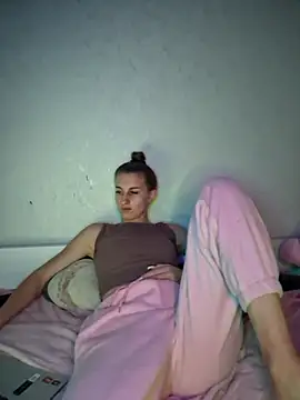 Snapshot of carolinakis_ chatting on December 16, 8:25 pm carolinakis online show from December 16, 8:25 pm