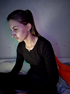 carolinakis  online show from March 11, 5:30 pm