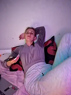 carolinakis  online show from March 21, 8:23 pm