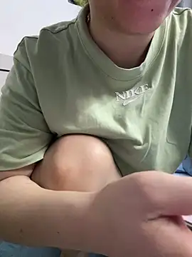 Snapshot of lili-8979 chatting on March 17, 11:30 pm lili-8979 online show from March 17, 11:30 pm