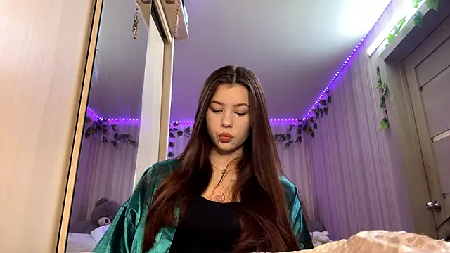 Snapshot of CutieSlim chatting on December 4, 10:02 am CutieSlim online show from December 4, 10:02 am