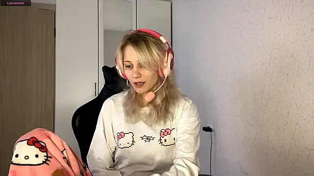 Snapshot of FoxySable chatting on November 30, 9:35 am FoxySable online show from November 30, 9:35 am