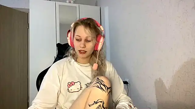 Snapshot of FoxySable chatting on December 15, 8:29 am FoxySable online show from December 15, 8:29 am