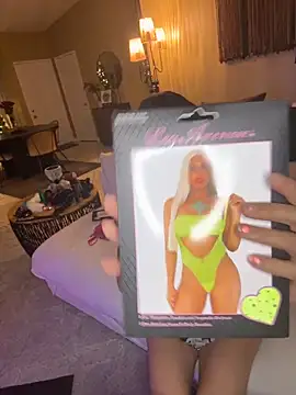 Snapshot of Entreprescrewers chatting on December 2, 7:03 am Entreprescrewers online show from December 2, 7:03 am