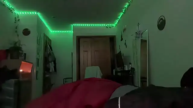 Snapshot of tinydaisy21 chatting on December 15, 6:34 pm tinydaisy21 online show from December 15, 6:34 pm