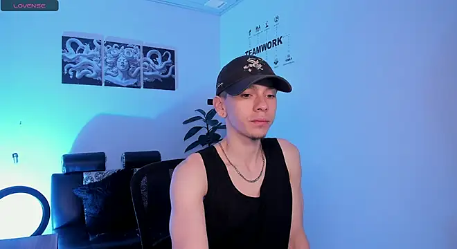 Snapshot of James_Adams_01 chatting on November 24, 12:27 pm James Adams 01 online show from November 24, 12:27 pm