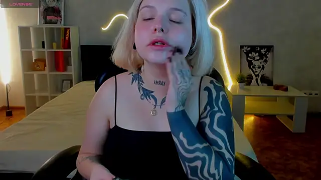 Snapshot of shadow__purrr chatting on November 19, 1:38 am shadow purrr online show from November 19, 1:38 am