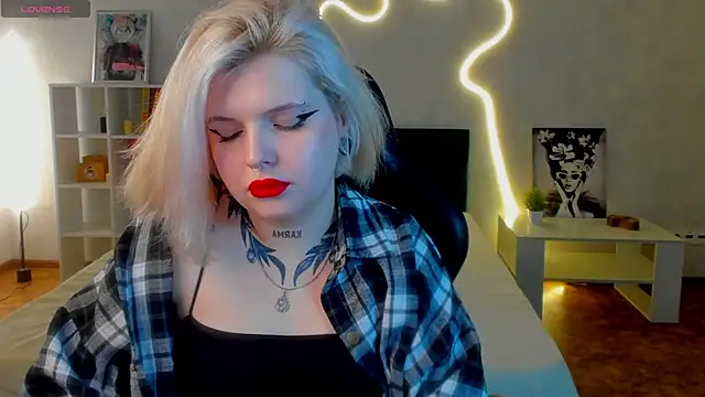 Snapshot of shadow__purrr chatting on November 20, 1:28 am shadow purrr online show from November 20, 1:28 am