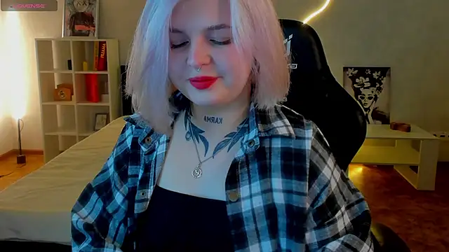 Snapshot of shadow__purrr chatting on November 22, 1:37 am shadow purrr online show from November 22, 1:37 am