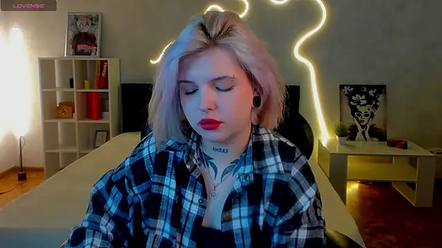 Snapshot of shadow__purrr chatting on November 23, 1:27 am shadow purrr online show from November 23, 1:27 am