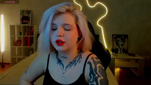 Snapshot of shadow__purrr chatting on November 24, 1:16 am shadow purrr online show from November 24, 1:16 am