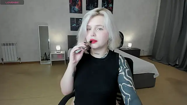 Snapshot of shadow__purrr chatting on November 26, 1:28 am shadow purrr online show from November 26, 1:28 am