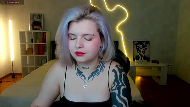 Snapshot of shadow__purrr chatting on November 30, 1:42 am shadow purrr online show from November 30, 1:42 am