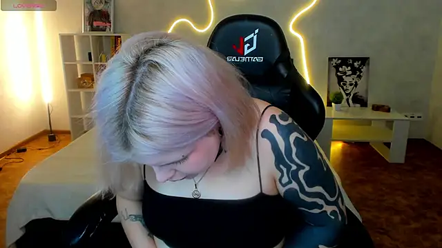 Snapshot of shadow__purrr chatting on December 1, 1:32 am shadow purrr online show from December 1, 1:32 am