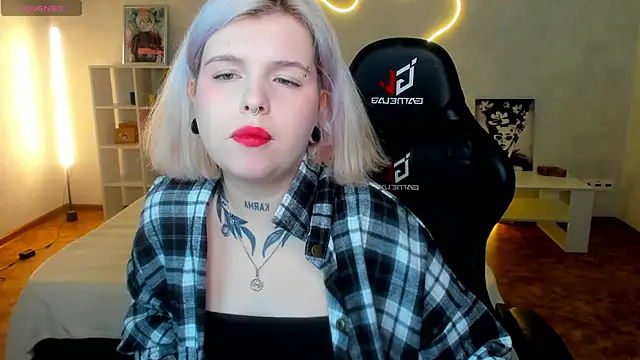 Snapshot of shadow__purrr chatting on December 2, 1:33 am shadow purrr online show from December 2, 1:33 am