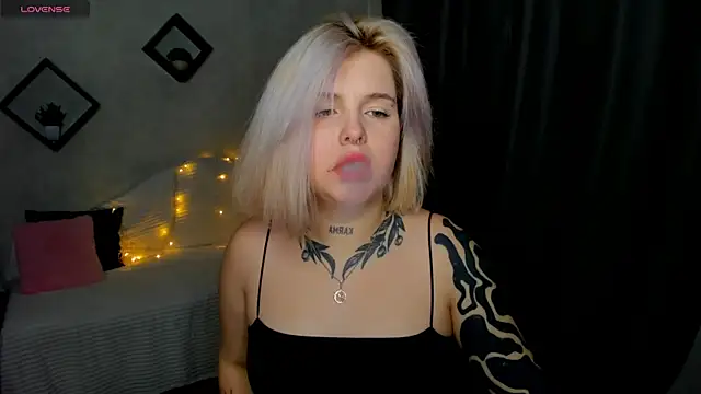 Snapshot of shadow__purrr chatting on December 4, 1:26 am shadow purrr online show from December 4, 1:26 am