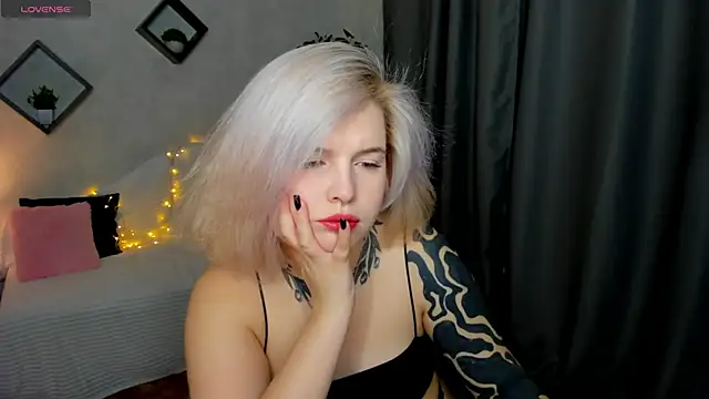 Snapshot of shadow__purrr chatting on December 5, 1:25 am shadow purrr online show from December 5, 1:25 am