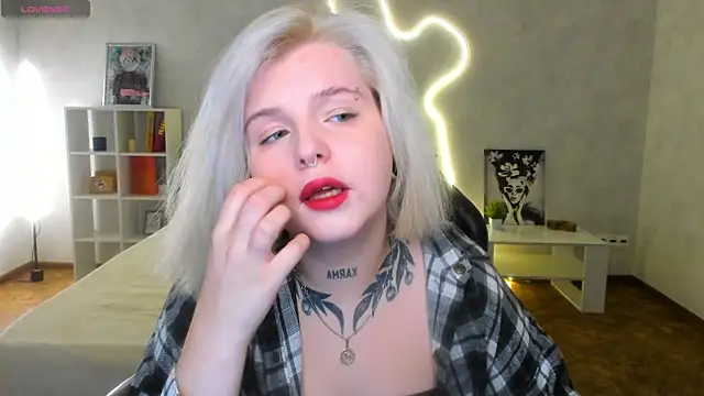 Snapshot of shadow__purrr chatting on December 15, 1:10 am shadow purrr online show from December 15, 1:10 am