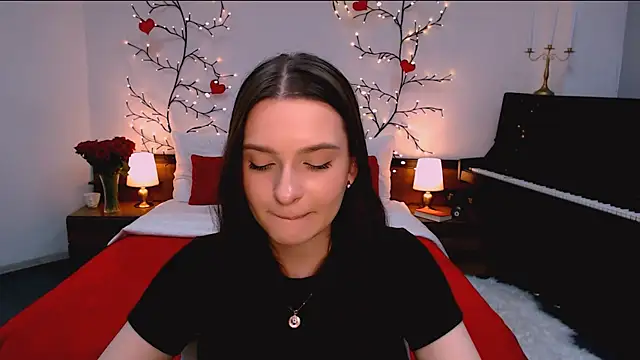 Snapshot of charming_berry chatting on December 4, 1:09 pm charming berry online show from December 4, 1:09 pm