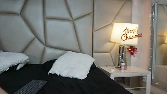 Snapshot of Be_curious chatting on December 4, 1:09 pm Be curious online show from December 4, 1:09 pm