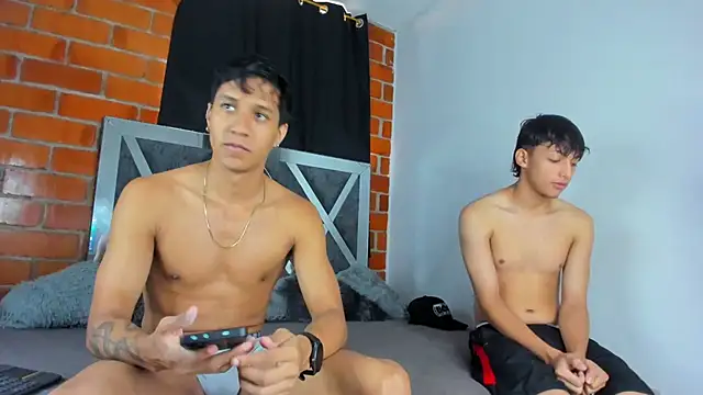 MaelSebasAndRobert1 online show from December 20, 5:53 pm