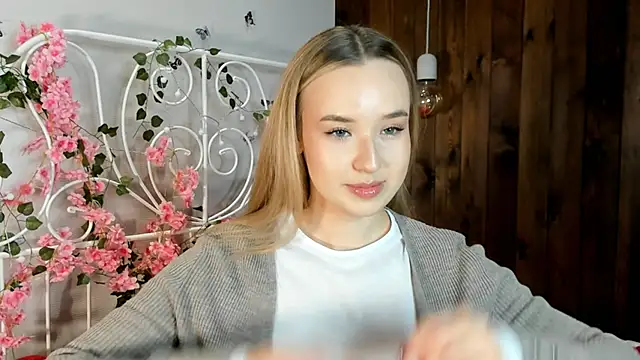 Snapshot of KristleKirst chatting on November 18, 3:05 pm KristleKirst online show from November 18, 3:05 pm