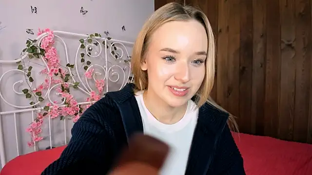 Snapshot of KristleKirst chatting on November 20, 1:11 pm KristleKirst online show from November 20, 1:11 pm