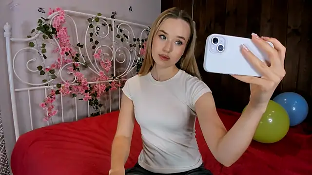 Snapshot of KristleKirst chatting on December 5, 11:19 am KristleKirst online show from December 5, 11:19 am