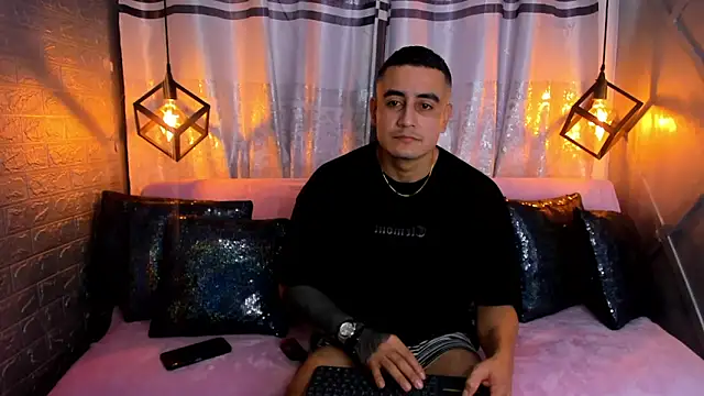 Snapshot of erick_garcia1 chatting on December 17, 5:08 pm erick garcia1 online show from December 17, 5:08 pm