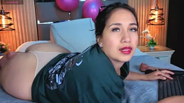 Snapshot of Lauroberts7 chatting on March 13, 3:35 am Lauroberts7 online show from March 13, 3:35 am