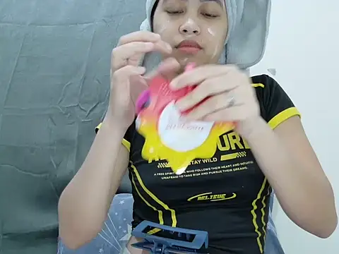 Snapshot of Ursexyasianskinny chatting on December 4, 5:39 am Ursexyasianskinny online show from December 4, 5:39 am