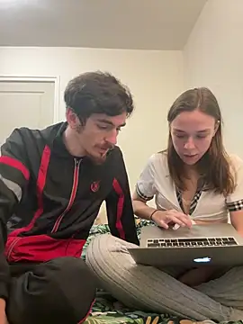 Snapshot of DuoDesir1 chatting on February 15, 7:32 pm DuoDesir1 online show from February 15, 7:32 pm