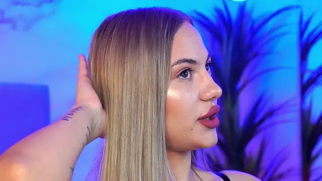 Snapshot of Chloe_GraceeX chatting on December 3, 11:25 pm Chloe GraceeX online show from December 3, 11:25 pm