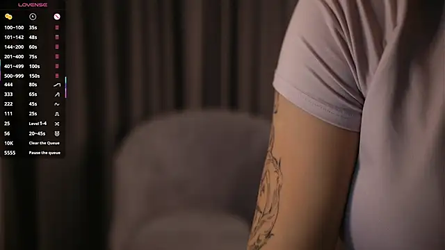 Snapshot of CarleeHake chatting on December 4, 1:15 am CarleeHake online show from December 4, 1:15 am