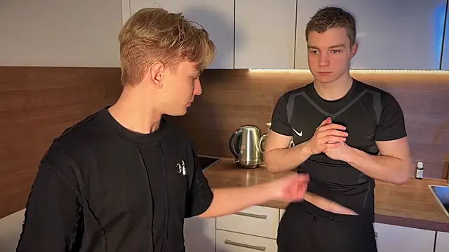 Snapshot of Even_Vrot chatting on April 9, 11:26 am Even Vrot online show from April 9, 11:26 am