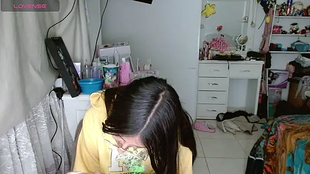 Snapshot of Nanylux chatting on December 18, 2:50 am Nanylux online show from December 18, 2:50 am