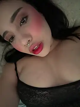 Snapshot of emy_eviee chatting on April 27, 3:21 pm emy eviee online show from April 27, 3:21 pm