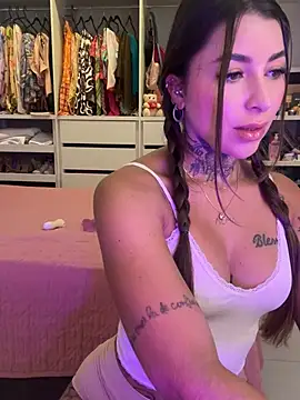 thauanydemontie online show from May 26, 5:53 pm