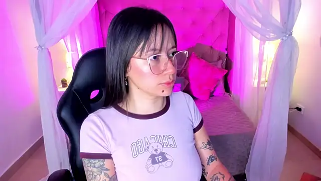 Annie Petters online show from June 28, 2:12 pm