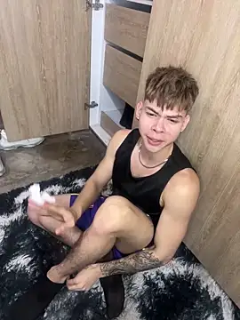 Snapshot of Handsome_boys69 chatting on February 18, 2:29 am Handsome boys69 online show from February 18, 2:29 am