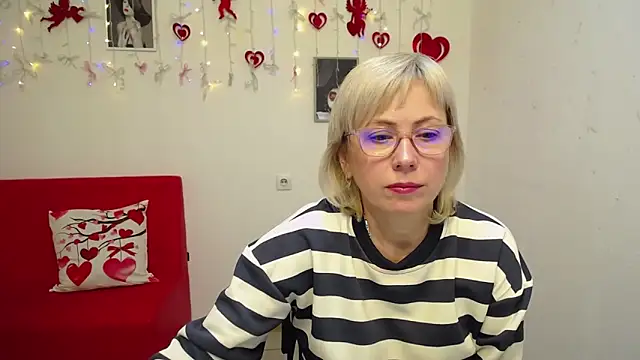 LaurenWishy online show from February 5, 8:13 pm