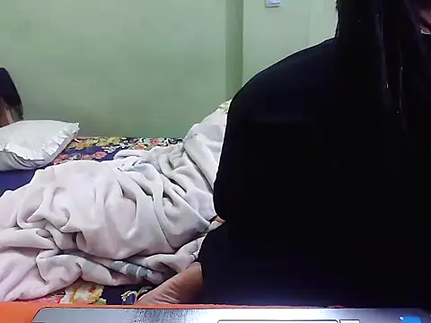 Snapshot of TwinRose2000 chatting on December 15, 1:37 pm TwinRose2000 online show from December 15, 1:37 pm