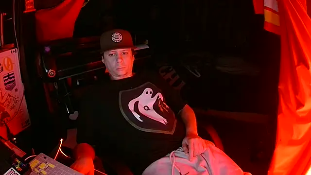 Snapshot of Bowerboi chatting on November 20, 6:46 am Bowerboi online show from November 20, 6:46 am