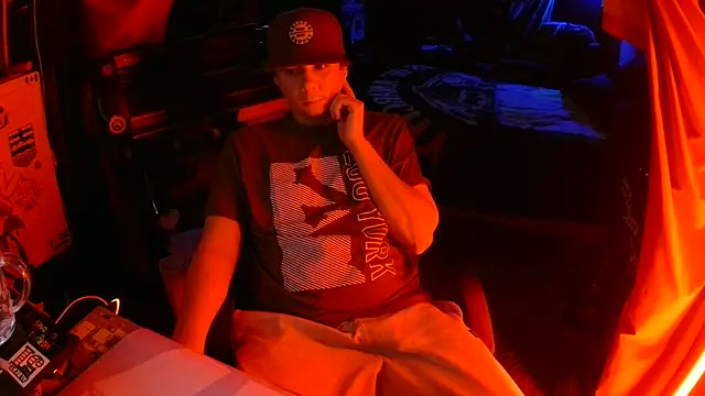 Snapshot of Bowerboi chatting on November 22, 3:38 am Bowerboi online show from November 22, 3:38 am