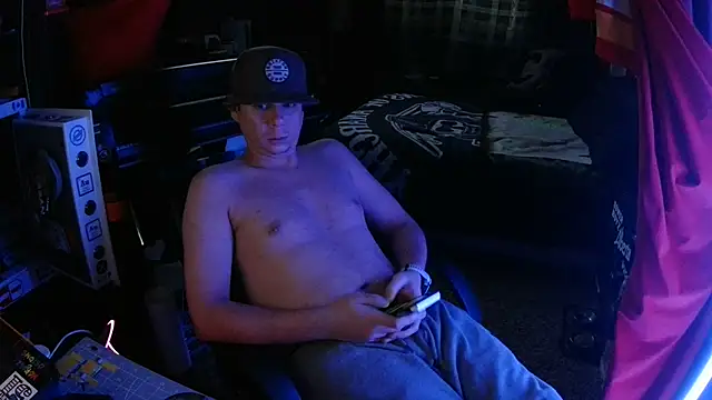 Snapshot of Bowerboi chatting on November 22, 7:24 pm Bowerboi online show from November 22, 7:24 pm