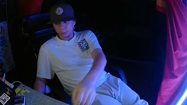 Snapshot of Bowerboi chatting on November 26, 9:21 am Bowerboi online show from November 26, 9:21 am