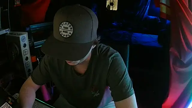 Snapshot of Bowerboi chatting on November 28, 1:08 am Bowerboi online show from November 28, 1:08 am