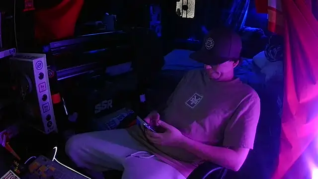 Snapshot of Bowerboi chatting on November 29, 12:46 am Bowerboi online show from November 29, 12:46 am