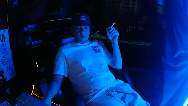 Snapshot of Bowerboi chatting on November 30, 10:36 pm Bowerboi online show from November 30, 10:36 pm