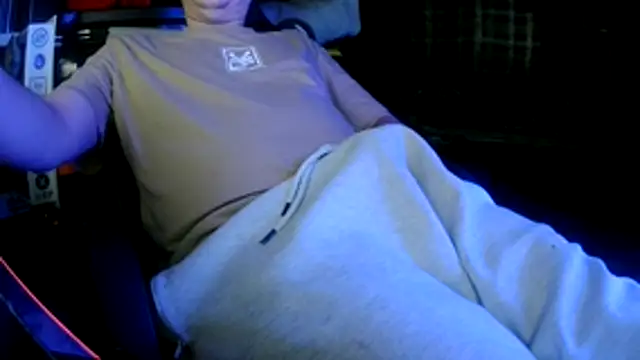 Snapshot of Bowerboi chatting on December 14, 8:24 pm Bowerboi online show from December 14, 8:24 pm